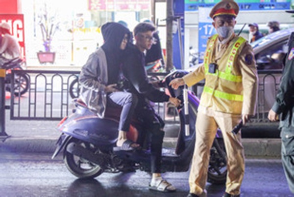 Clip: Cướp túi xách, người đàn ông bị người dân vây bắt và cái kết-1