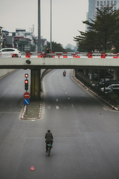 Hà Nội sáng sớm đầu tiên năm Giáp Thìn: Vắng vẻ lạ thường mà sao đẹp và yêu đến thế!-1