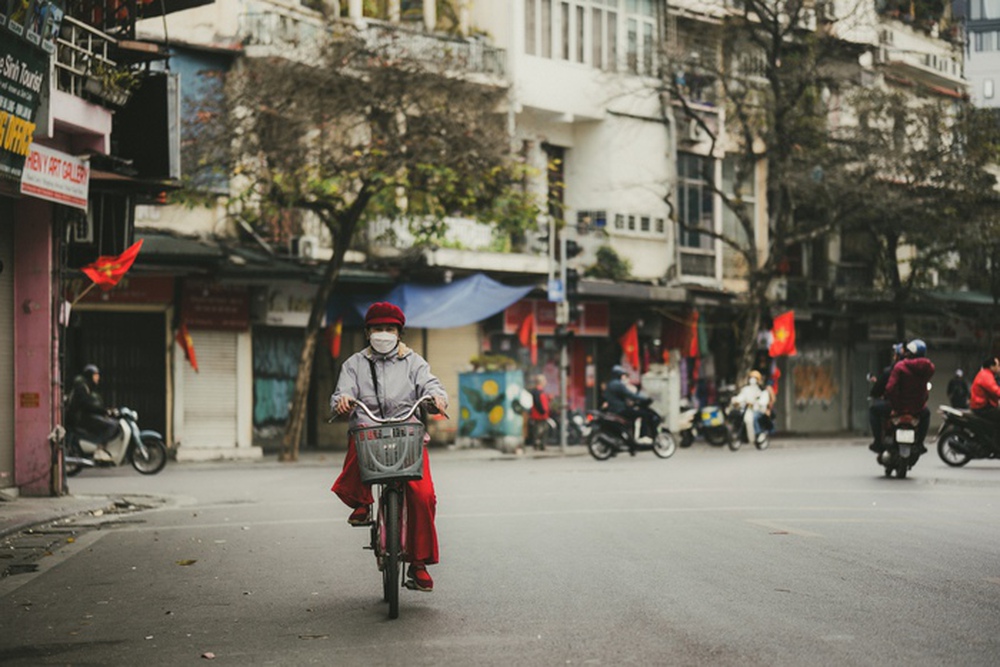 Hà Nội sáng sớm đầu tiên năm Giáp Thìn: Vắng vẻ lạ thường mà sao đẹp và yêu đến thế!-12