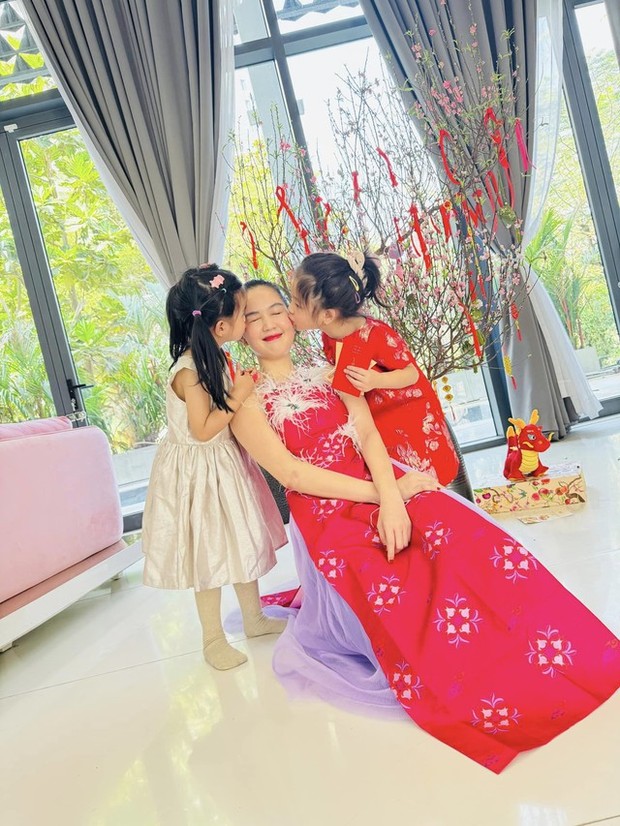 Ngọc Trinh lộ diện bên gia đình ngày đầu năm, nói 1 câu gây chú ý khi cháu trai ôm chầm khóc nức nở-3