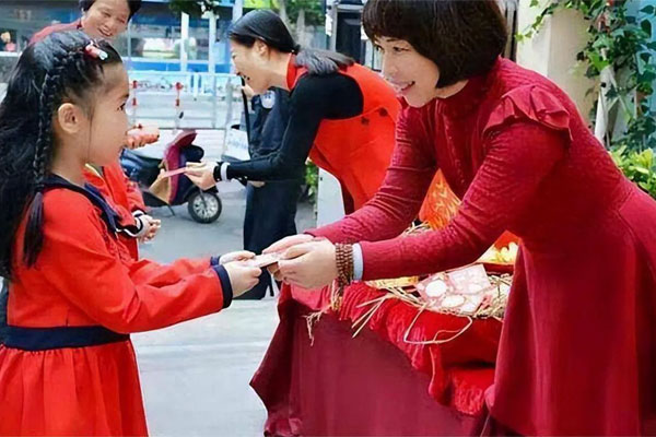 Tôi không dám tin vào mắt mình khi nhìn tập tiền mẹ chồng lì xì cho ngay sáng mùng Một Tết-2