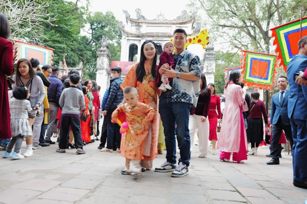 Ái nữ nhà cựu Chủ tịch CLB Sài Gòn lộ bụng bầu vượt mặt đón tết, em gái diện áo dài thướt tha du xuân cùng Duy Mạnh-4