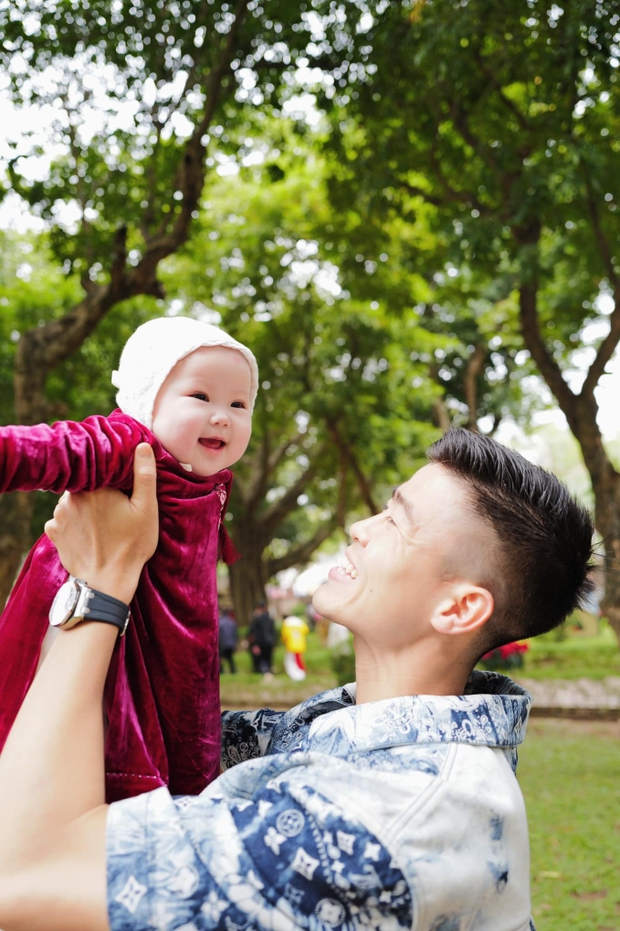 Ái nữ nhà cựu Chủ tịch CLB Sài Gòn lộ bụng bầu vượt mặt đón tết, em gái diện áo dài thướt tha du xuân cùng Duy Mạnh-5