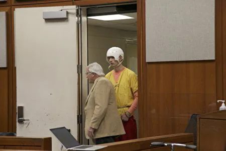 Vụ kỹ sư Google đánh chết vợ: Tên chồng sát nhân lần đầu xuất hiện tại tòa, hình ảnh trang phục và biểu cảm trên gương mặt gây chú ý-2