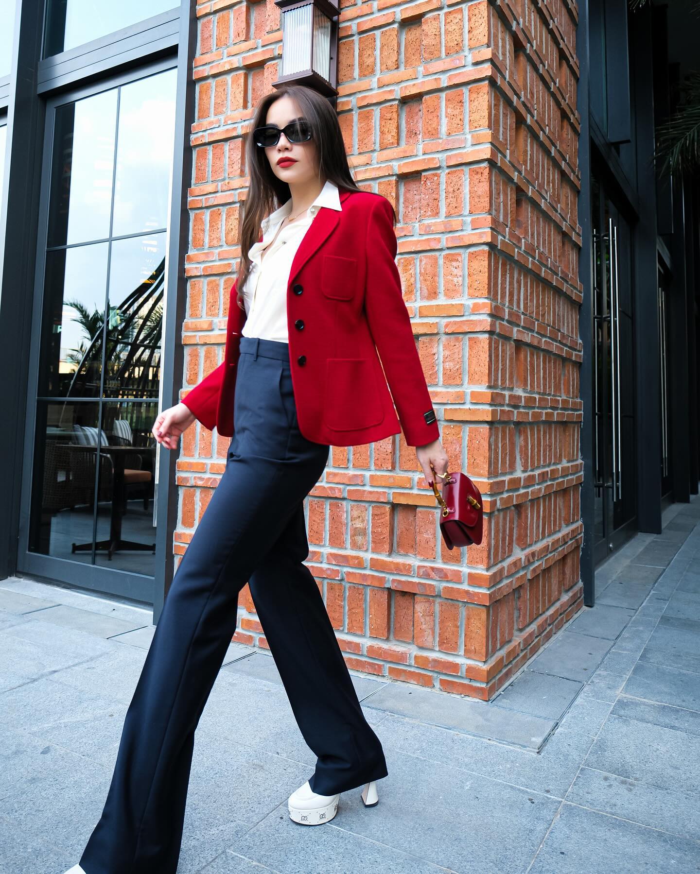 Tham khảo 10 set đồ màu đỏ của mỹ nhân Việt cho một năm mới Giáp Thìn rực rỡ, tràn ngập may mắn-1