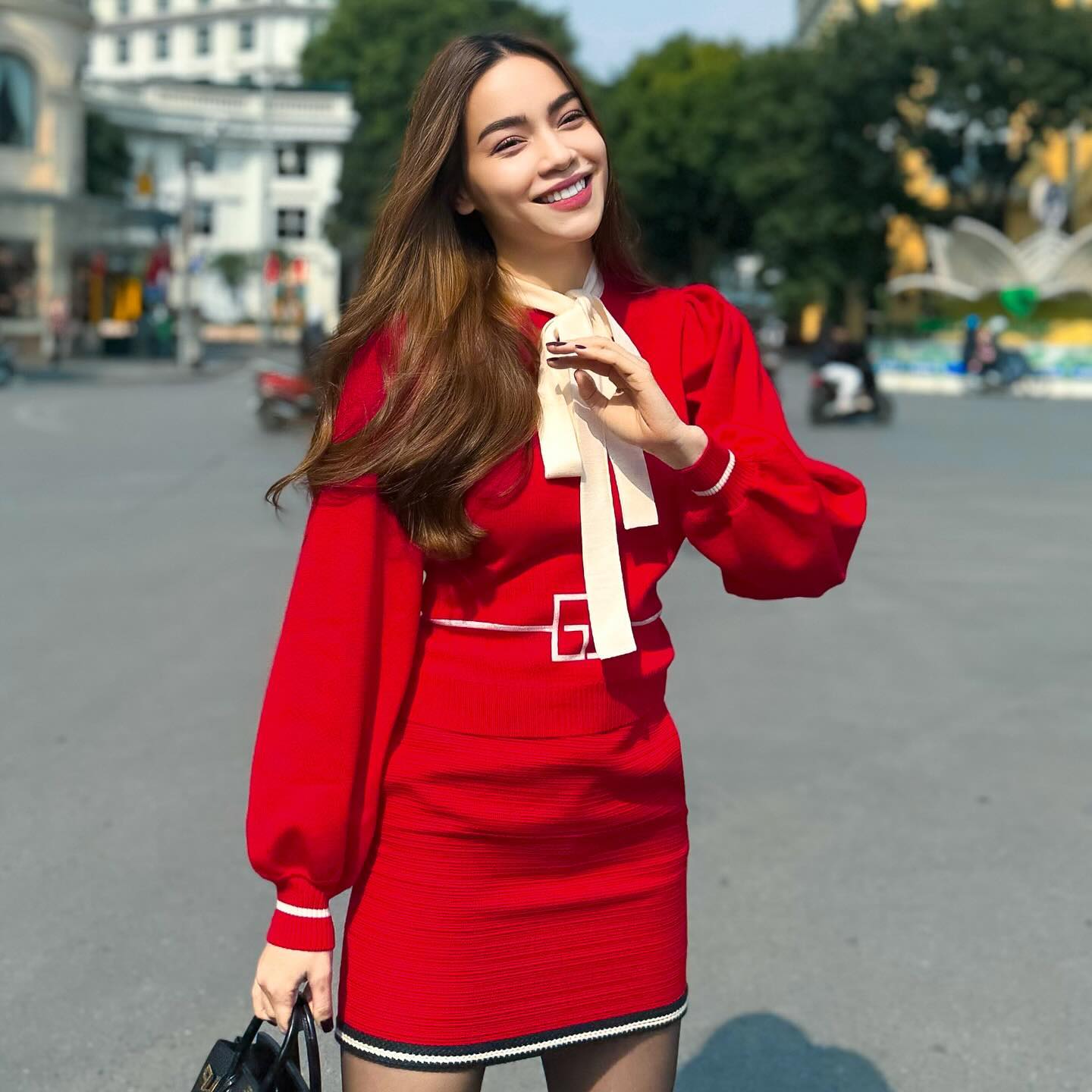 Tham khảo 10 set đồ màu đỏ của mỹ nhân Việt cho một năm mới Giáp Thìn rực rỡ, tràn ngập may mắn-4