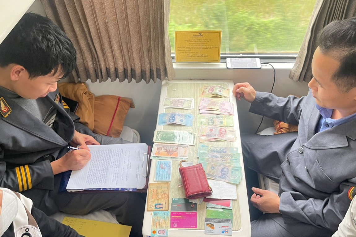 Mùng 1 Tết, nữ hành khách vui mừng nhận ví tiền bỏ quên trên chuyến tàu cuối năm-1