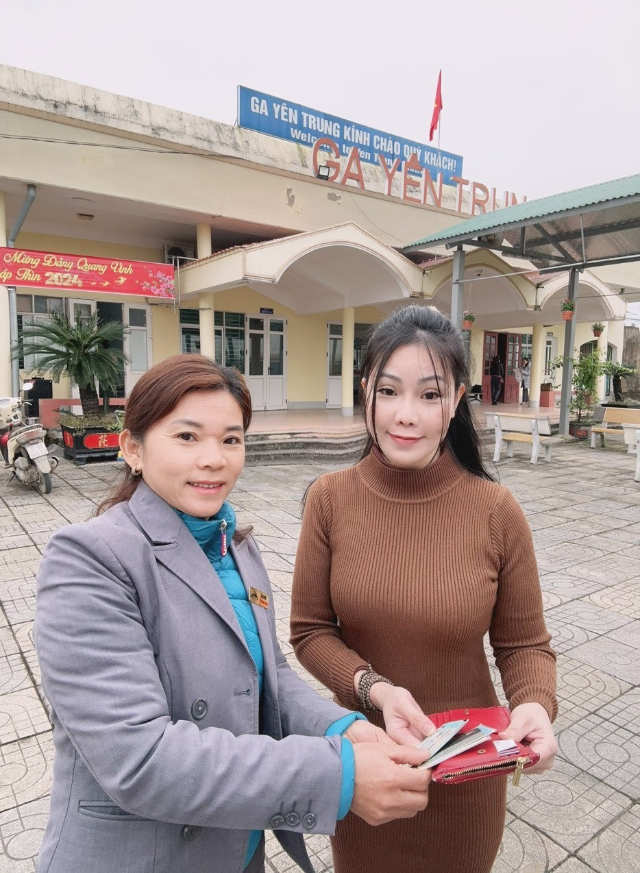 Mùng 1 Tết, nữ hành khách vui mừng nhận ví tiền bỏ quên trên chuyến tàu cuối năm-3