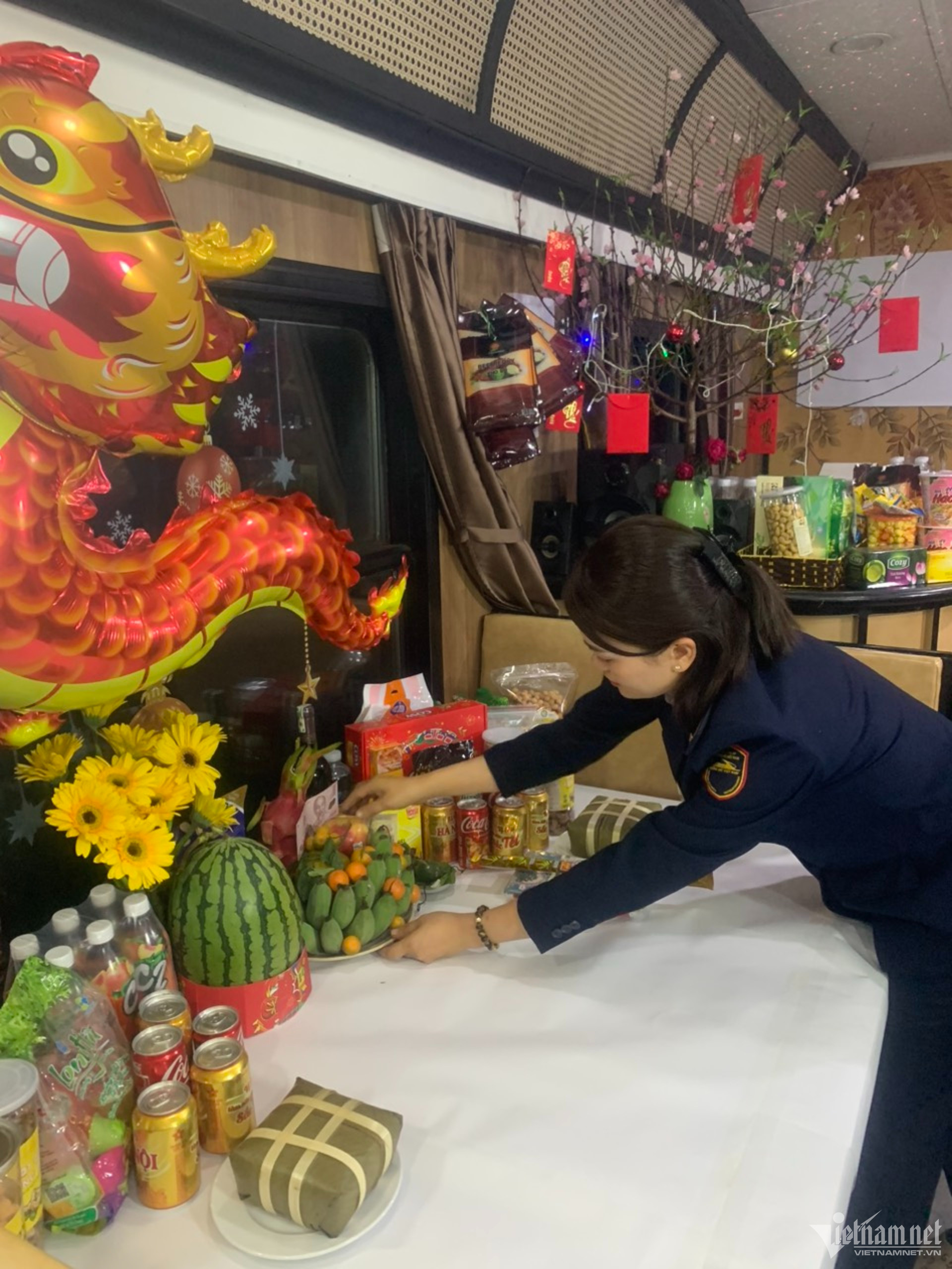 Mùng 1 Tết, nữ hành khách vui mừng nhận ví tiền bỏ quên trên chuyến tàu cuối năm-5