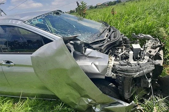 Ô tô 16 chỗ va chạm với tàu hỏa, 8 người đi viện