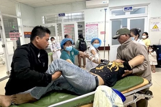 Nữ sinh nguy cơ mù vĩnh viễn do pháo hoa bắn vào mắt