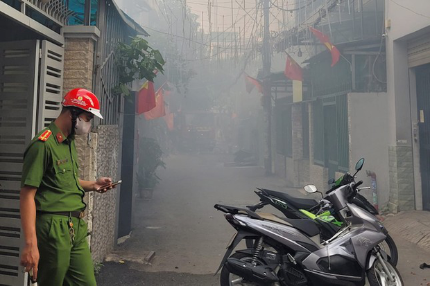 Khói lửa bao trùm vựa phế liệu trong hẻm, cột khói bốc cao hàng chục mét-2