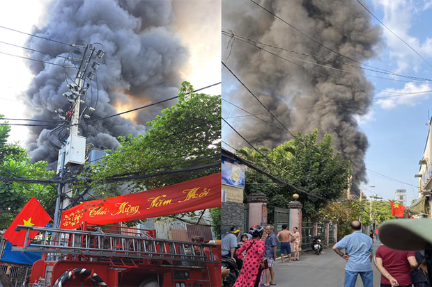 Khói lửa bao trùm vựa phế liệu trong hẻm, cột khói bốc cao hàng chục mét-1