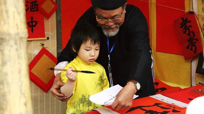 Không phải mùng 1, hôm nay mới là ngày đẹp để khai bút, cha mẹ cùng con viết lời hay vào các giờ sau để có 1 năm nở hoa-1