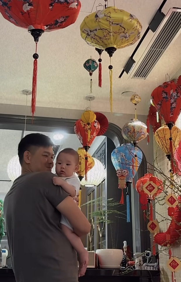 Minh Hằng xả kho ảnh gia đình đầu năm mới, nhóc tỳ hào môn chiếm mọi sự chú ý-5