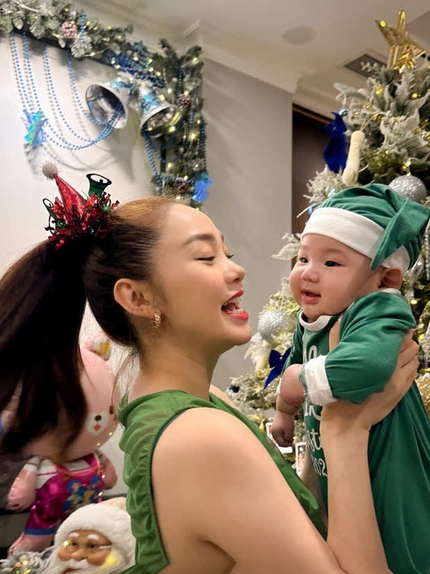 Minh Hằng xả kho ảnh gia đình đầu năm mới, nhóc tỳ hào môn chiếm mọi sự chú ý-4