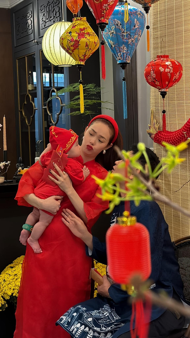 Minh Hằng xả kho ảnh gia đình đầu năm mới, nhóc tỳ hào môn chiếm mọi sự chú ý-2