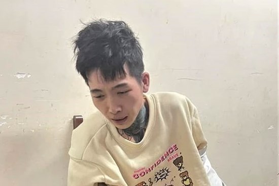 Bắt giữ đối tượng giật điện thoại của 2 mẹ con đang chờ tàu về quê ăn Tết