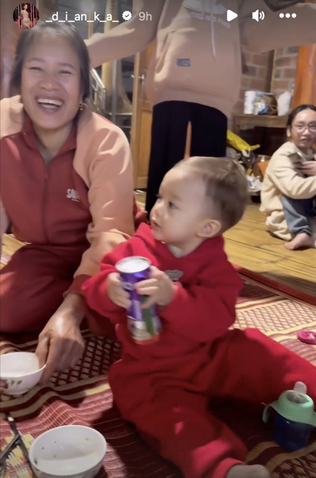 Không son phấn, vợ Tây của Tiến Dũng ghi điểm tuyệt đối khi về quê chồng ăn tết: Đăng toàn ảnh bố mẹ chồng, còn biết hát ru con-3