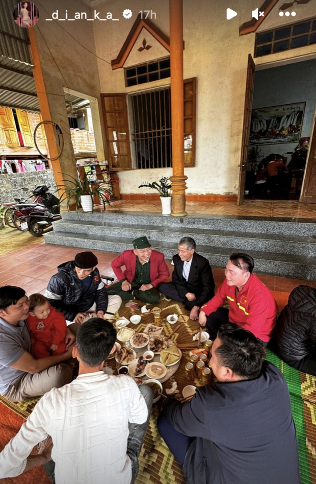 Không son phấn, vợ Tây của Tiến Dũng ghi điểm tuyệt đối khi về quê chồng ăn tết: Đăng toàn ảnh bố mẹ chồng, còn biết hát ru con-2