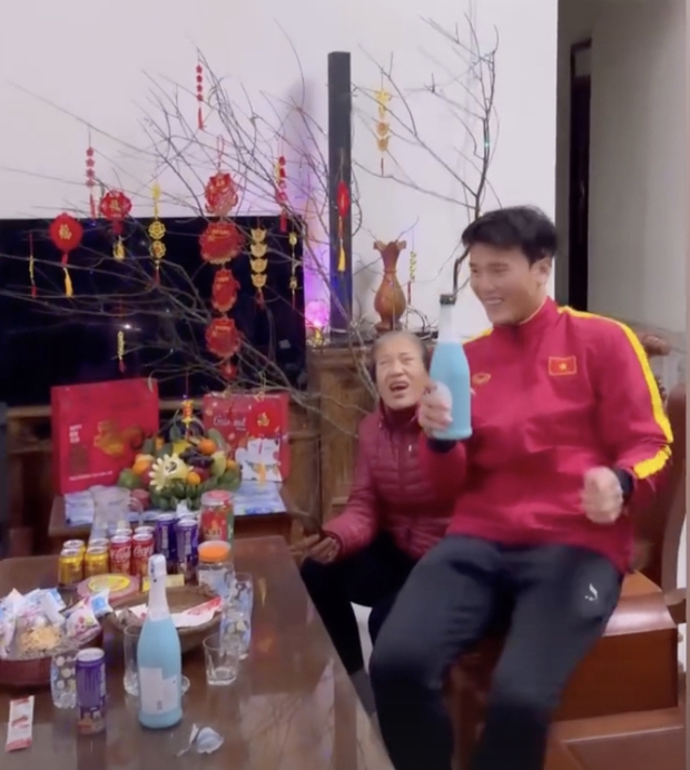 Không son phấn, vợ Tây của Tiến Dũng ghi điểm tuyệt đối khi về quê chồng ăn tết: Đăng toàn ảnh bố mẹ chồng, còn biết hát ru con-1