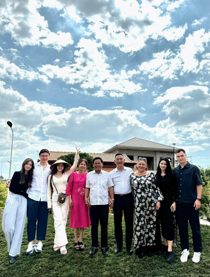 Gia đình thủ môn Lâm Tây chính thức gặp mặt gia đình Yến Xuân, hai ông thông gia tương lai có hành động gây chú ý-1