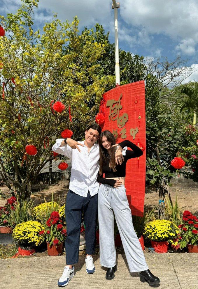 Gia đình thủ môn Lâm Tây chính thức gặp mặt gia đình Yến Xuân, hai ông thông gia tương lai có hành động gây chú ý-2