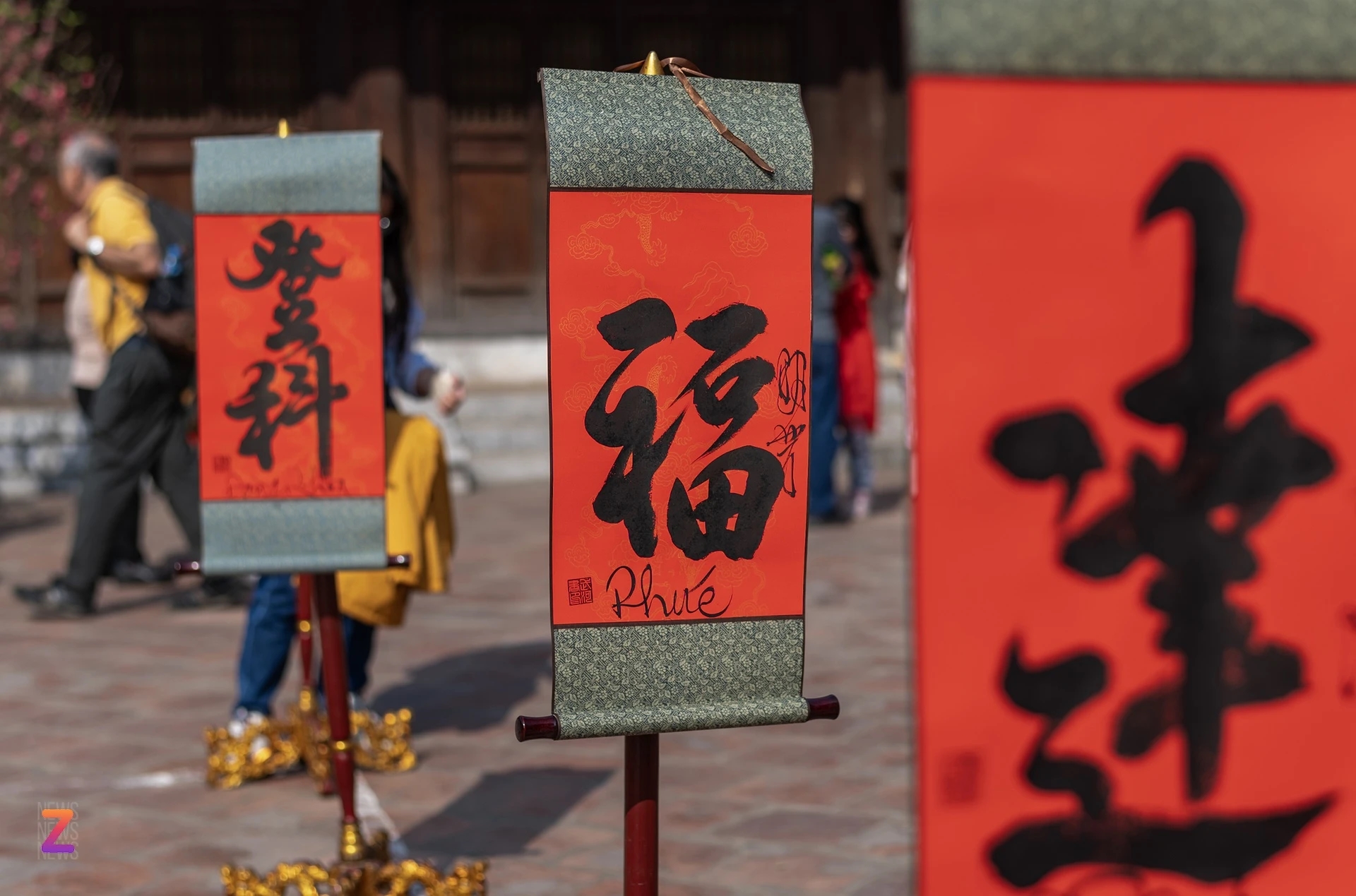 Hàng nghìn người xếp hàng xin chữ đầu năm ở Văn Miếu-11