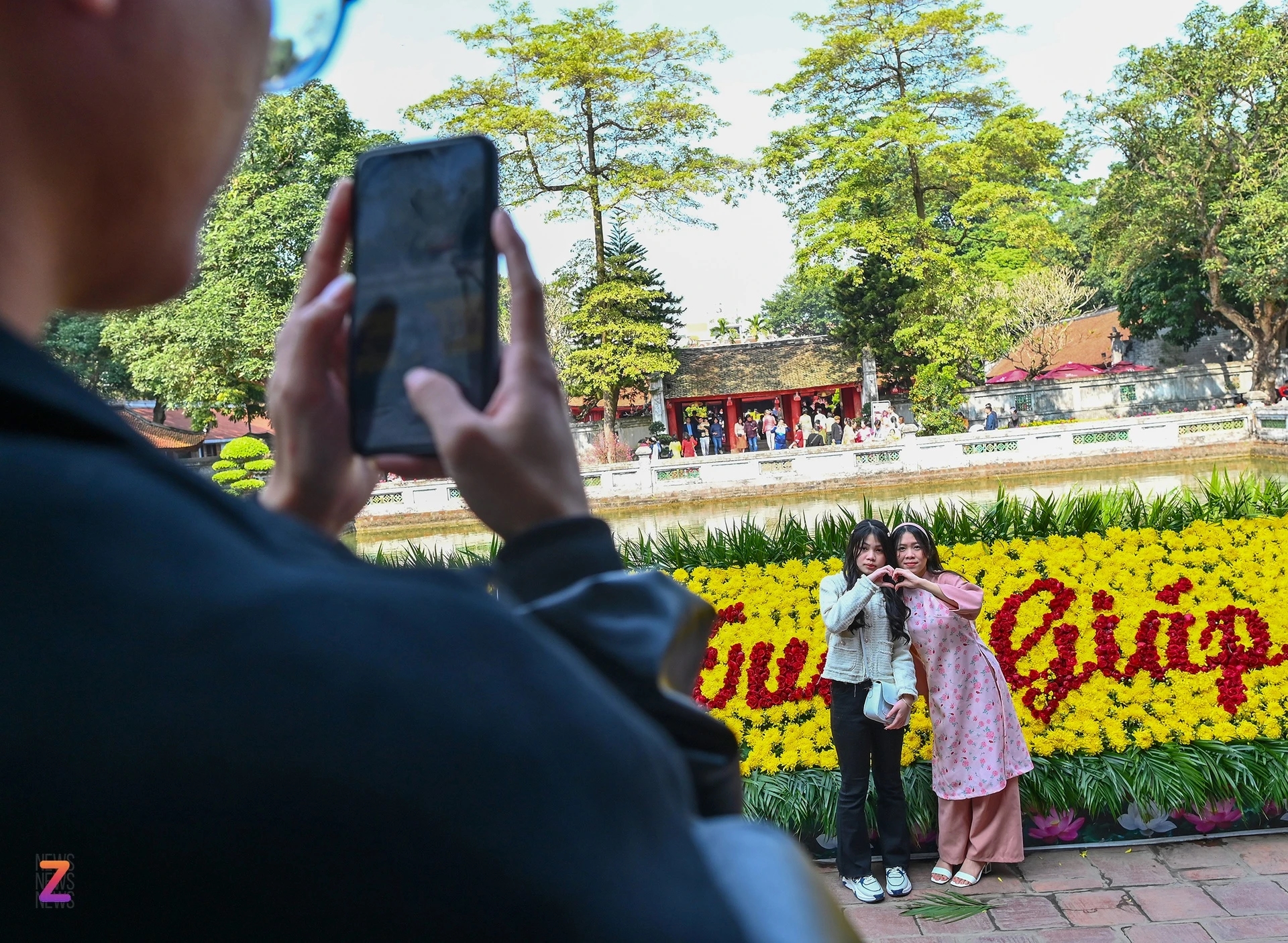 Hàng nghìn người xếp hàng xin chữ đầu năm ở Văn Miếu-5