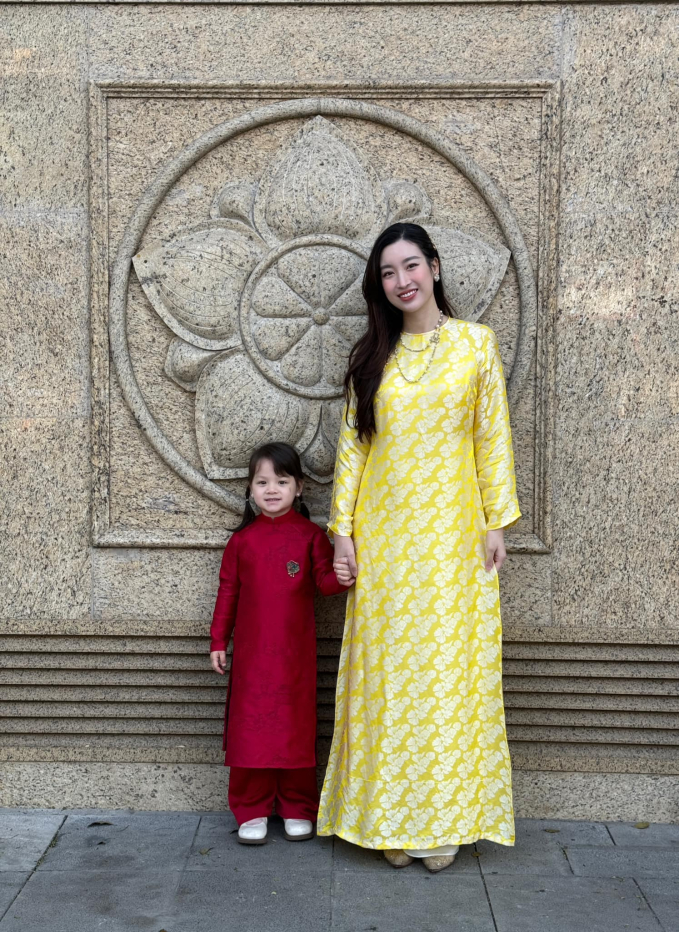 Chủ tịch CLB Hà Nội diện áo dài, tay trong tay tình cảm với hoa hậu Đỗ Mỹ Linh và con gái-3