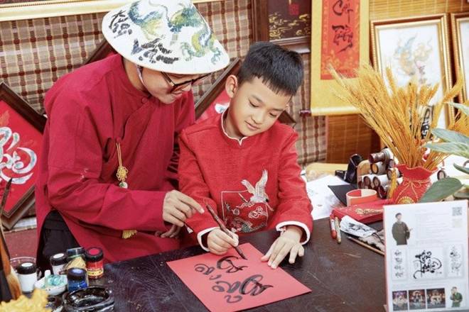 Lương Thế Thành và Thúy Diễm đưa con trai đi xin chữ đầu năm, hai chữ vừa hay vừa ý nghĩa vô cùng-1