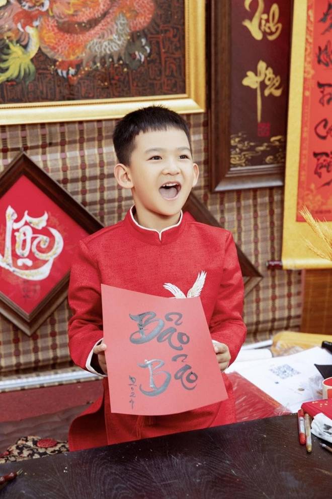 Lương Thế Thành và Thúy Diễm đưa con trai đi xin chữ đầu năm, hai chữ vừa hay vừa ý nghĩa vô cùng-5
