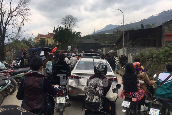 Xác minh người bán hàng rong chặt chém khách Tây 500.000 đồng 3 quả dứa-2