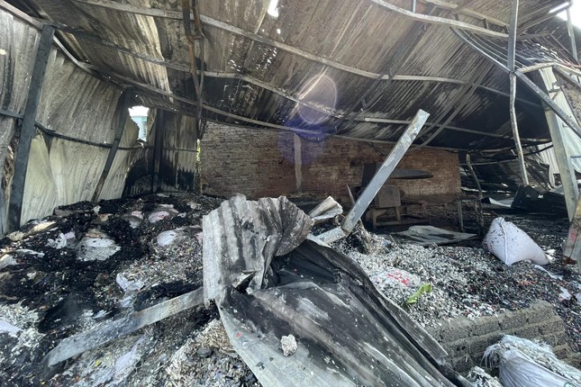 Cháy lớn kho phế liệu, cột khói cao hàng chục mét trưa mùng 3 Tết-3