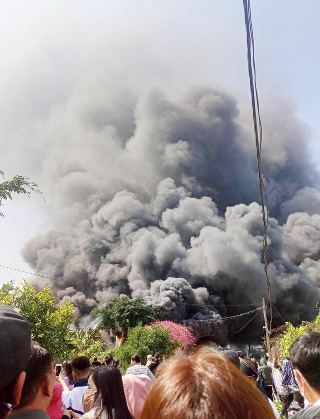 Cháy lớn kho phế liệu, cột khói cao hàng chục mét trưa mùng 3 Tết-2