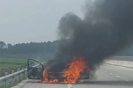 Ôtô bốc cháy ngùn ngụt tại nút giao cao tốc Bắc - Nam