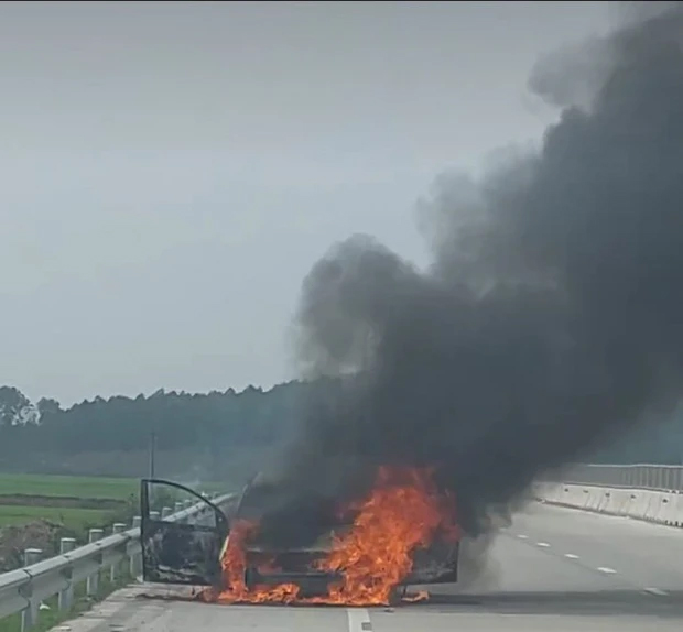 Ôtô bốc cháy ngùn ngụt tại nút giao cao tốc Bắc - Nam-1