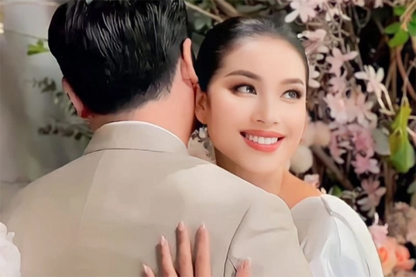 Hoa hậu Đỗ Mỹ Linh và chồng chủ tịch tụ tập cùng người thân đầu năm, một cử chỉ đủ thấy nàng hậu hạnh phúc khi làm dâu hào môn-3