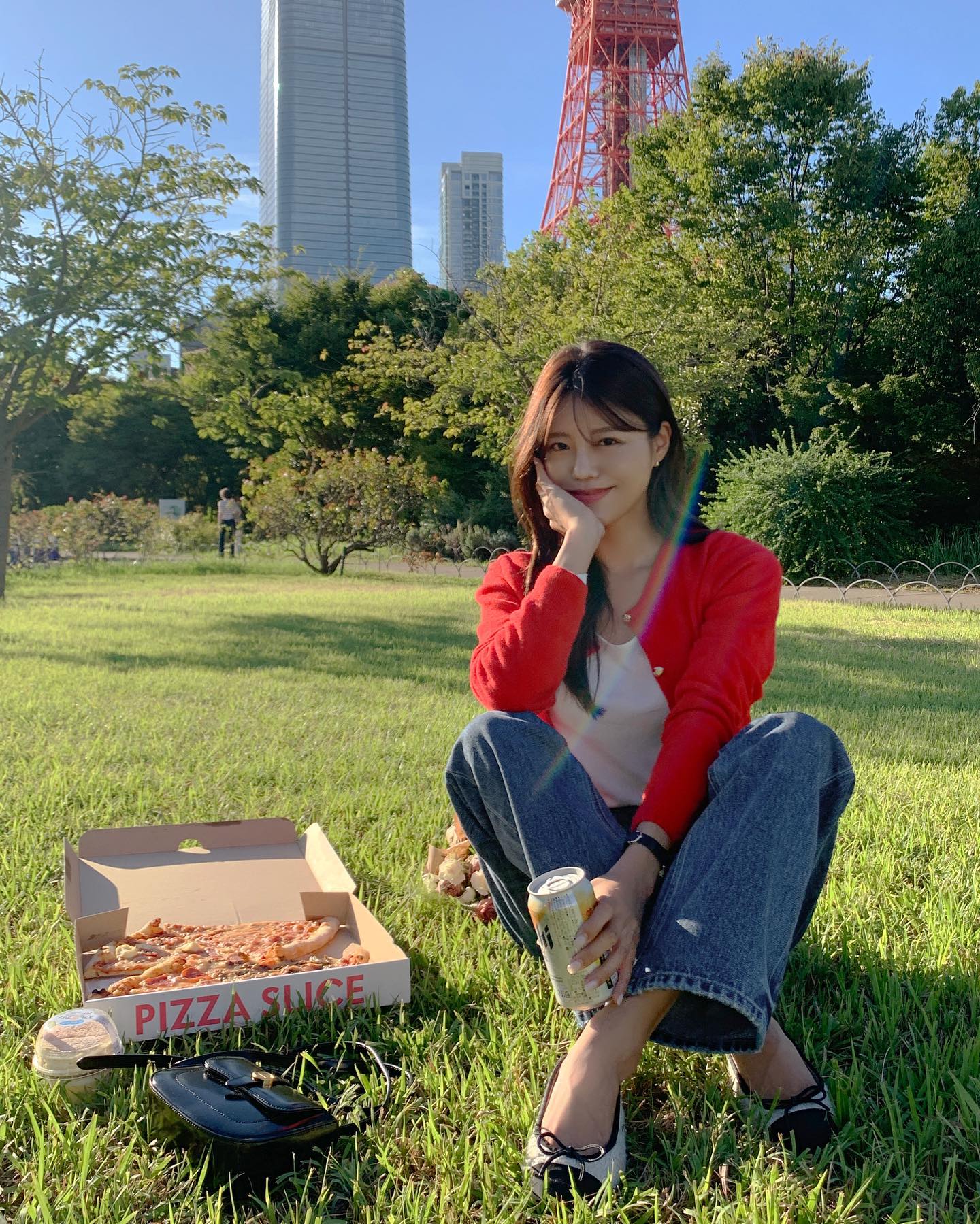 4 món thời trang nên kết hợp với quần jeans để sành điệu hơn-1