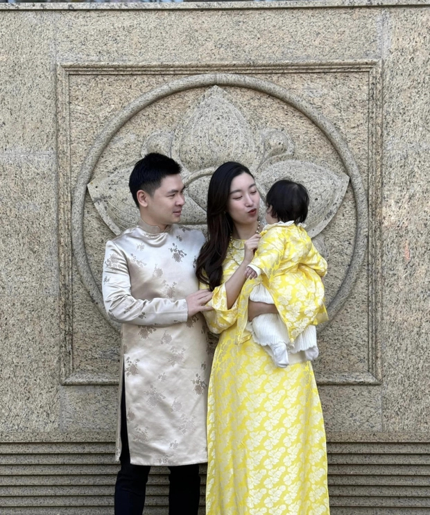 Hoa hậu Đỗ Mỹ Linh và chồng chủ tịch tụ tập cùng người thân đầu năm, một cử chỉ đủ thấy nàng hậu hạnh phúc khi làm dâu hào môn-1