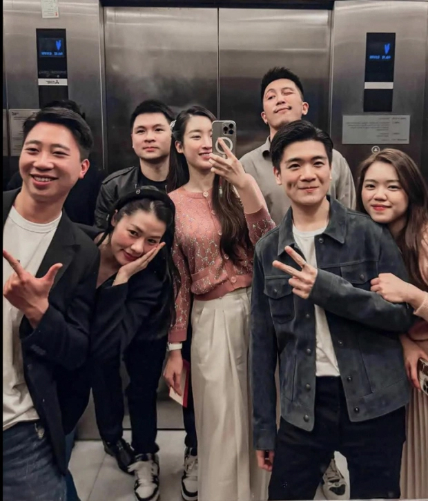 Hoa hậu Đỗ Mỹ Linh và chồng chủ tịch tụ tập cùng người thân đầu năm, một cử chỉ đủ thấy nàng hậu hạnh phúc khi làm dâu hào môn-2