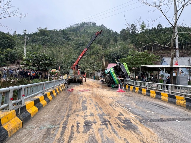 Lật xe khách khiến nhiều người thương vong ngày Mùng 4 Tết-6