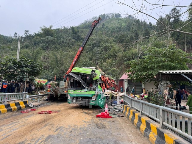 Lật xe khách khiến nhiều người thương vong ngày Mùng 4 Tết-7