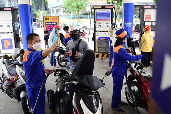Giá xăng trong nước ngày mai có thể tăng sau phiên giảm mạnh