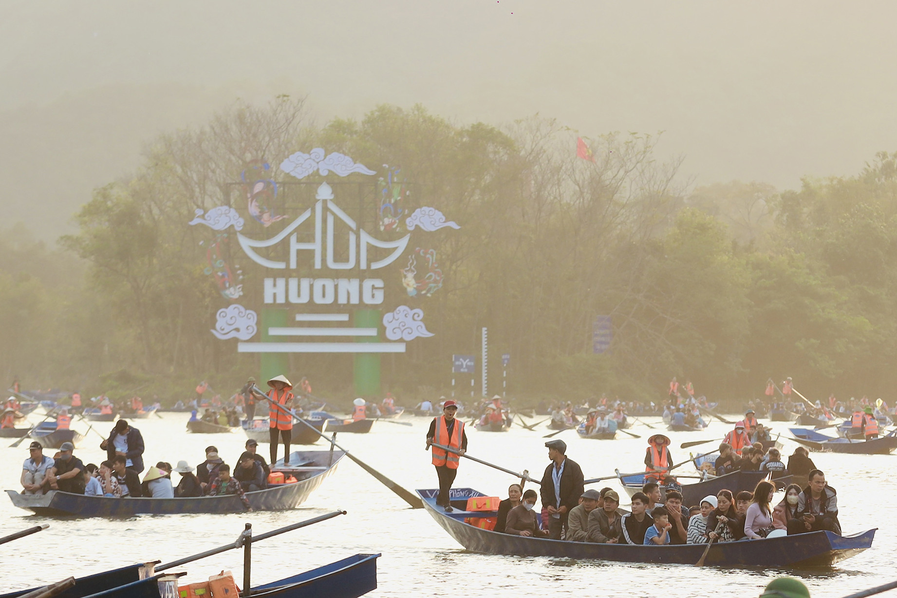 Hàng chục nghìn người cực nhọc chen lấn lên cáp treo chùa Hương-1