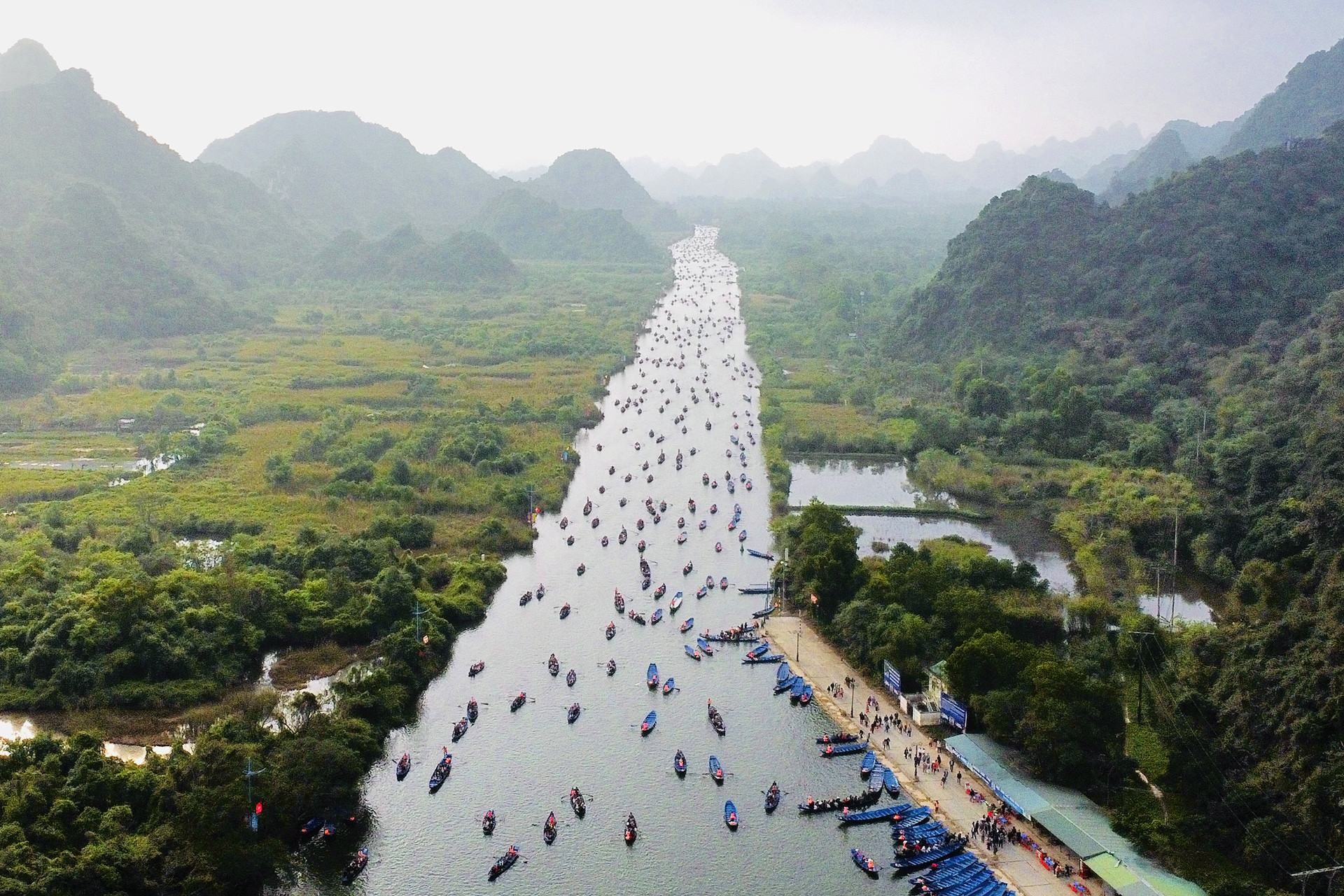 Hàng chục nghìn người cực nhọc chen lấn lên cáp treo chùa Hương-2