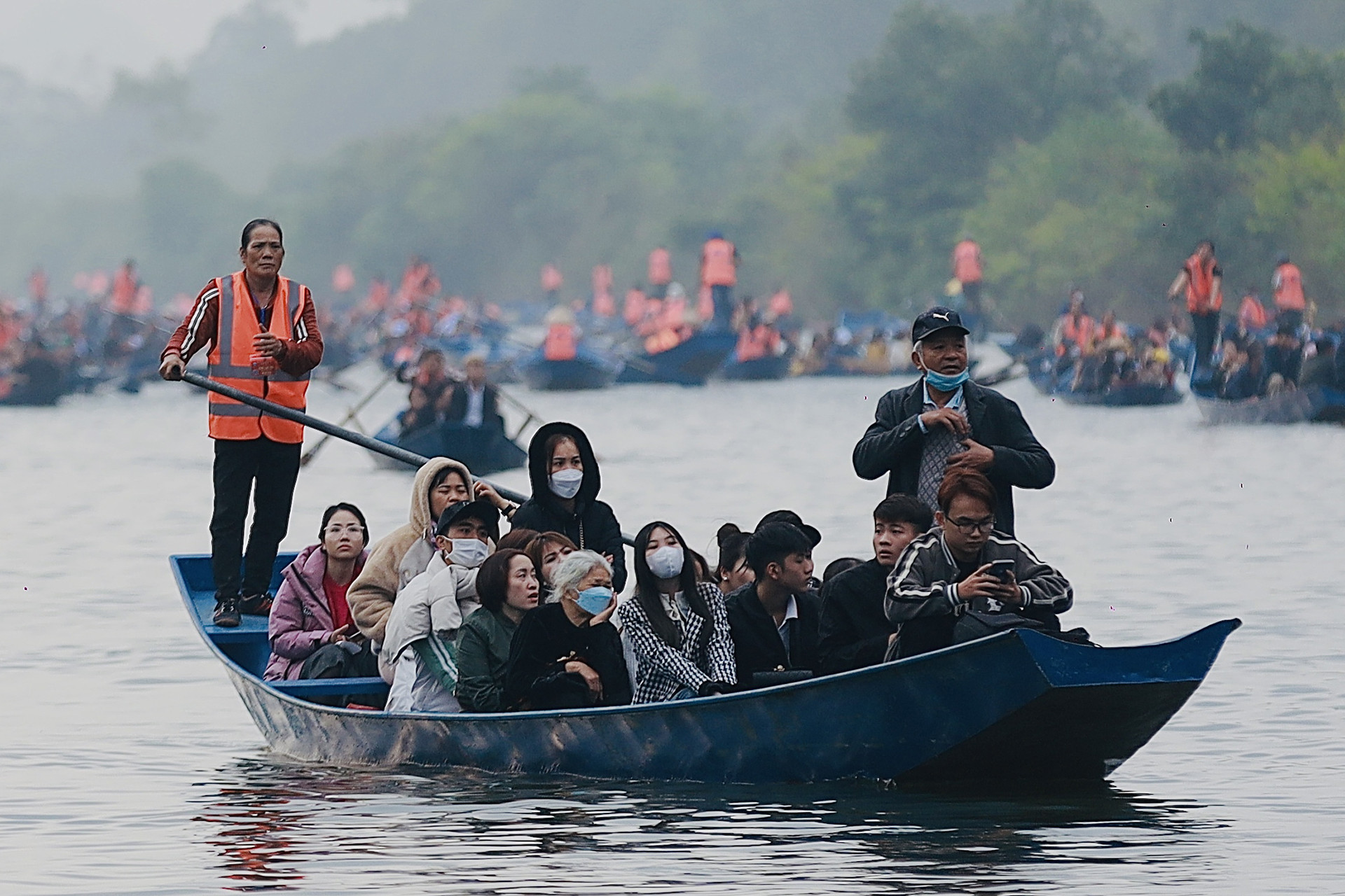 Hàng chục nghìn người cực nhọc chen lấn lên cáp treo chùa Hương-3