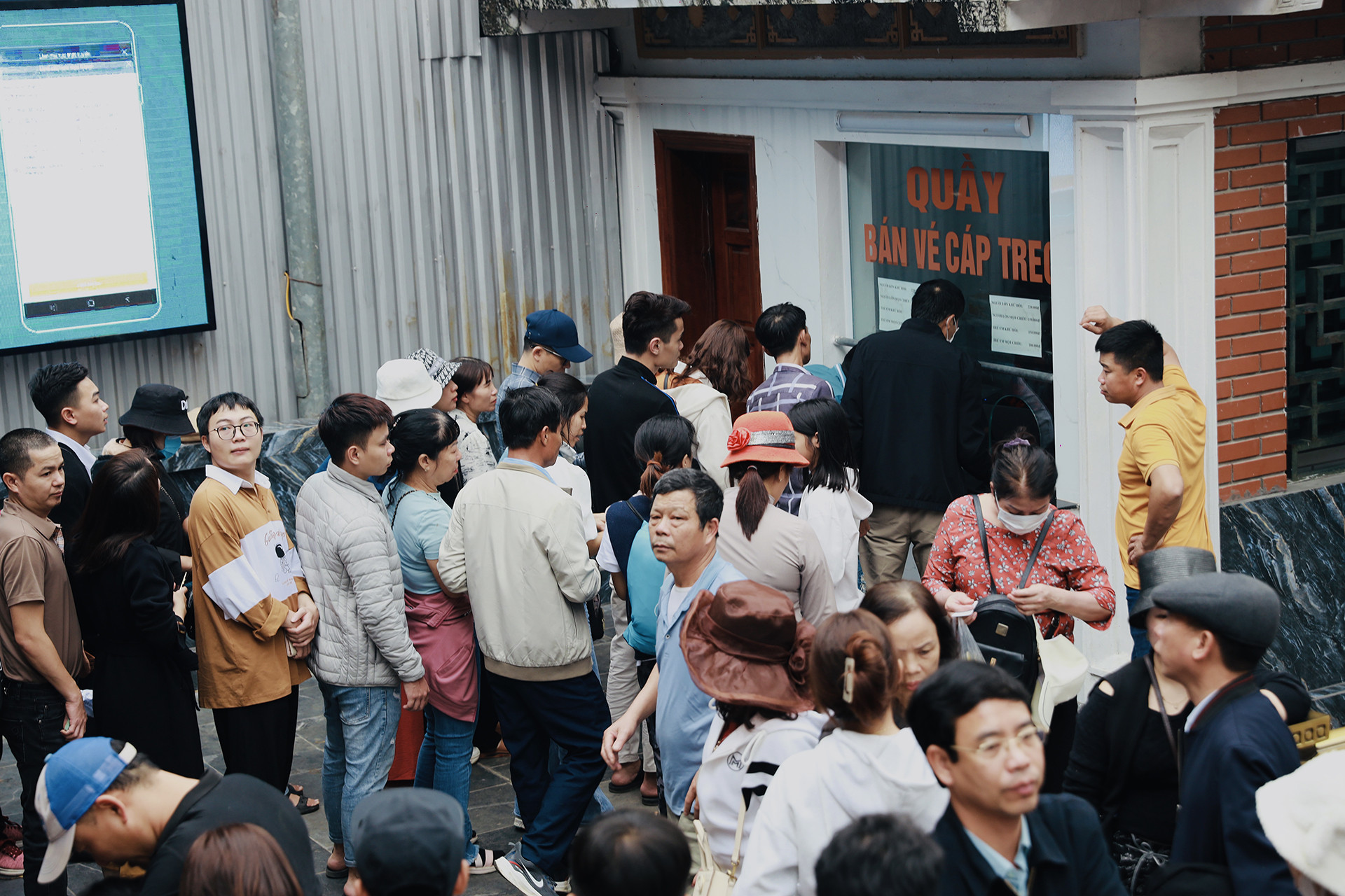 Hàng chục nghìn người cực nhọc chen lấn lên cáp treo chùa Hương-4