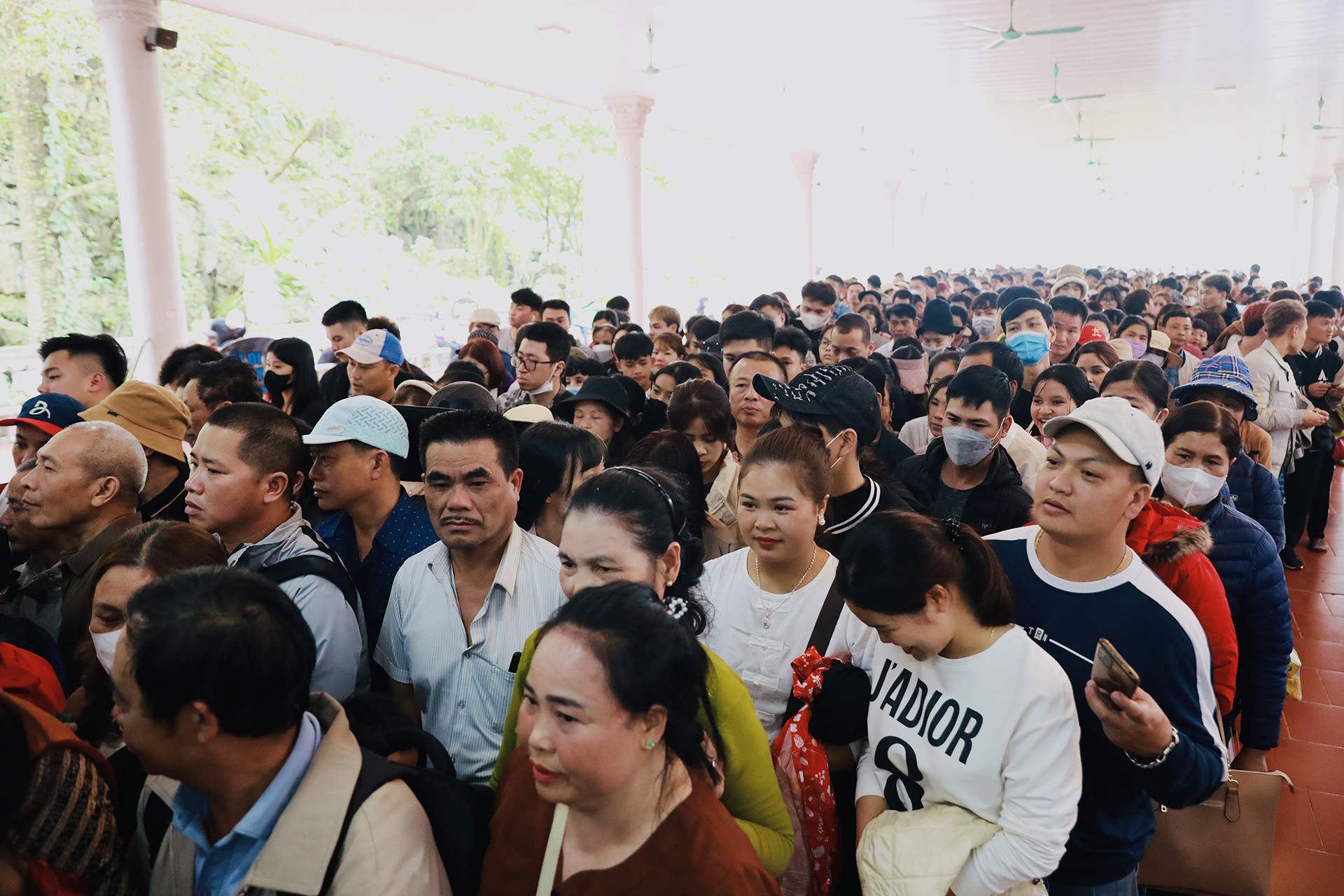 Hàng chục nghìn người cực nhọc chen lấn lên cáp treo chùa Hương-5