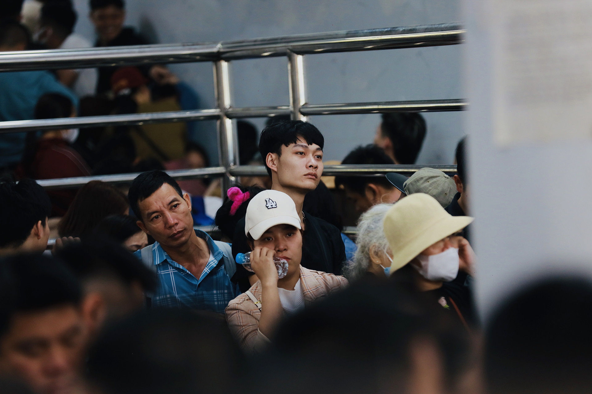 Hàng chục nghìn người cực nhọc chen lấn lên cáp treo chùa Hương-6